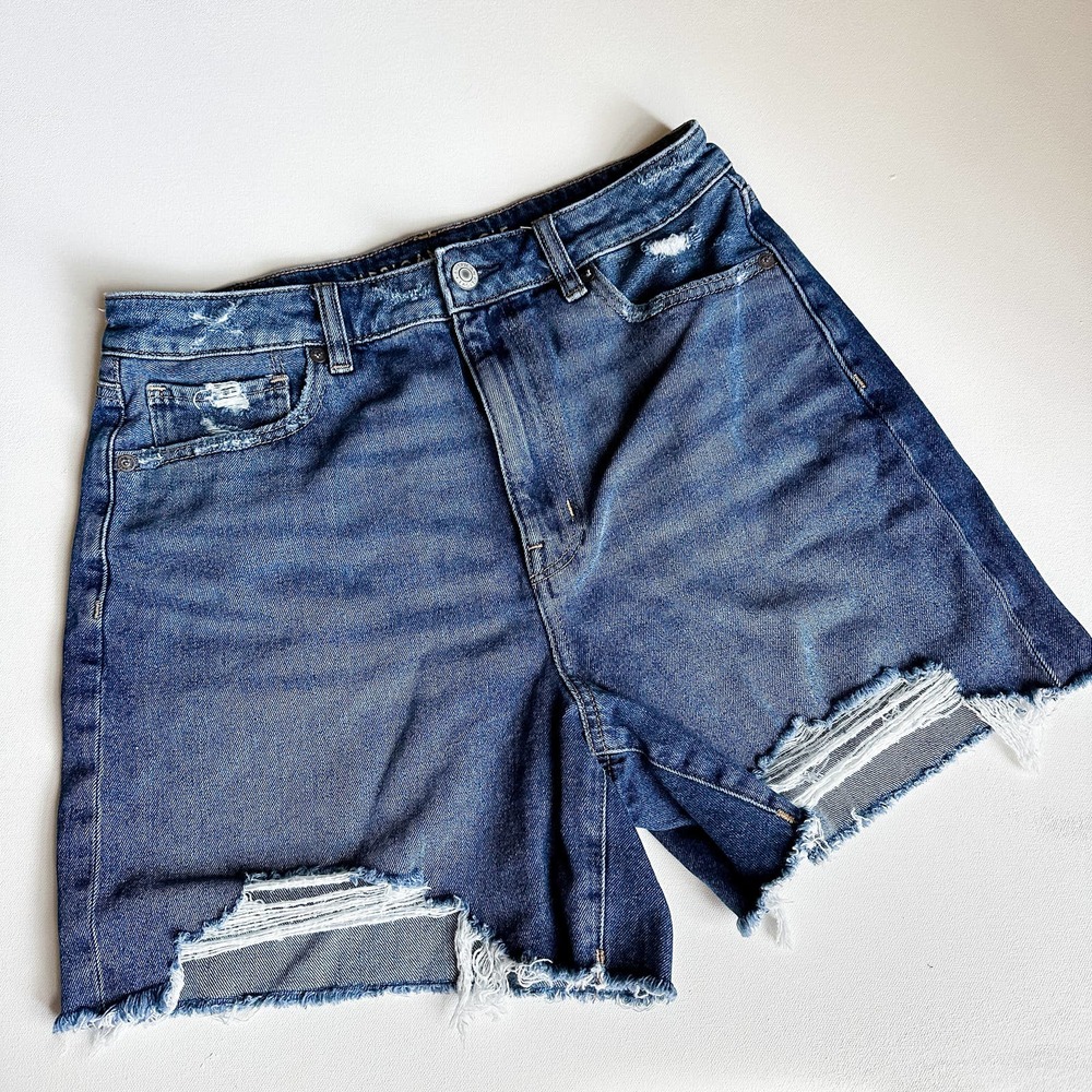 American Eagle High Rise Relaxed Mom Short Distressed Cutoff (size 8) - Picture 2 of 5